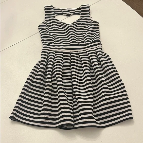 Chic Striped Kids Dress in Black and White - Picture 1 of 4